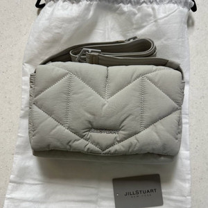 새상품) 질스튜어트 로젤라푸딩 그레이 퀼팅 숄더 겸 미디엄 크로스백