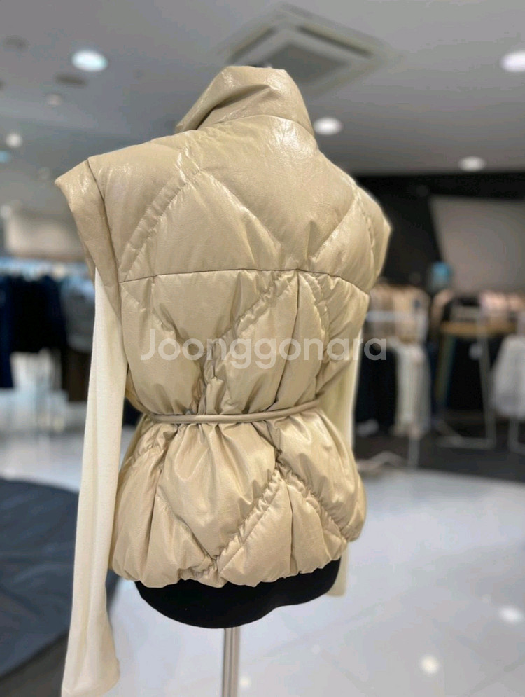 [새상품]보브(VOV) 크랙 구스다운 레더 숏베스트--3