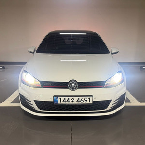 중형 스포츠 세단 이미지