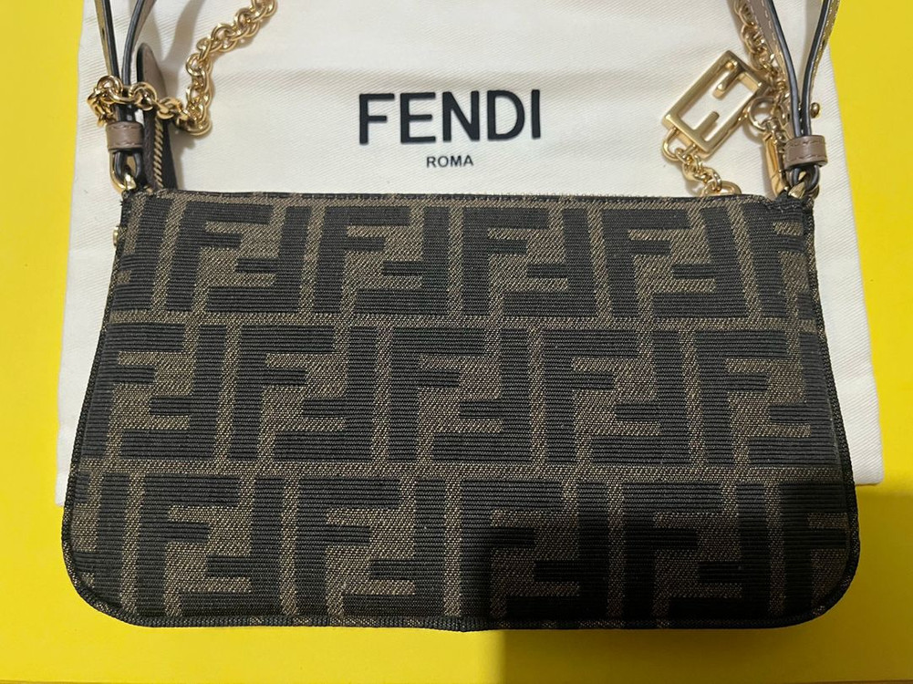 FENDI 펜디 바게트 파우치--1