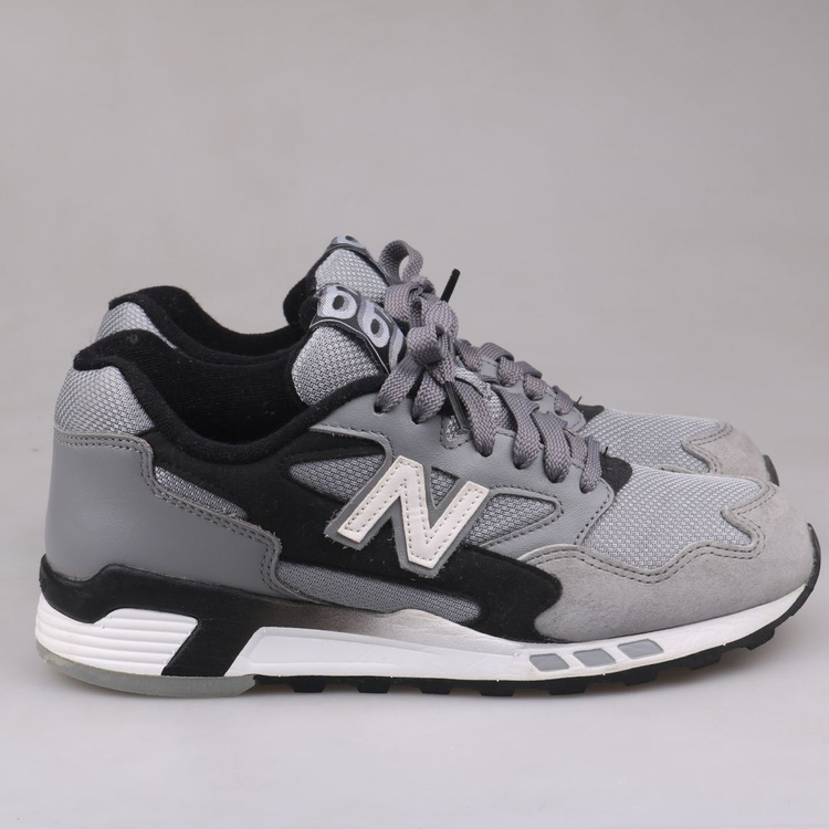 뉴발란스 운동화 판매합니다.(235)6121--3