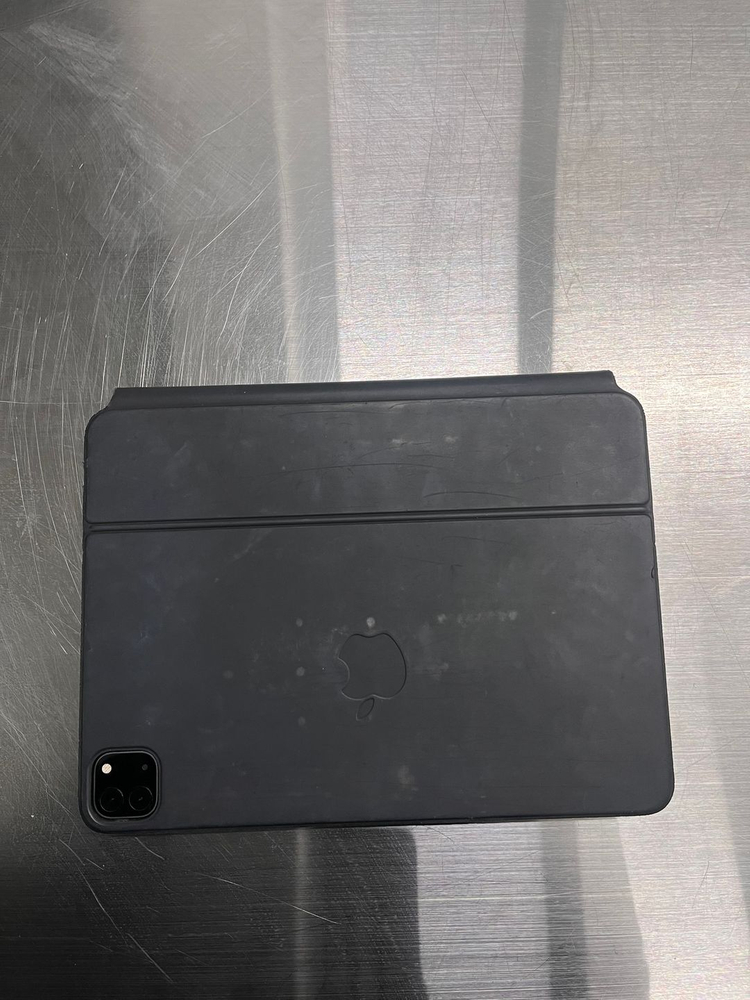 아이패드 프로 2세대 11인치, 매직 키보드 판매합니다.--2