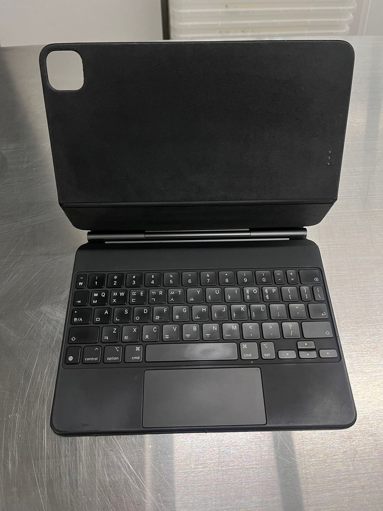 아이패드 프로 2세대 11인치, 매직 키보드 판매합니다.--3