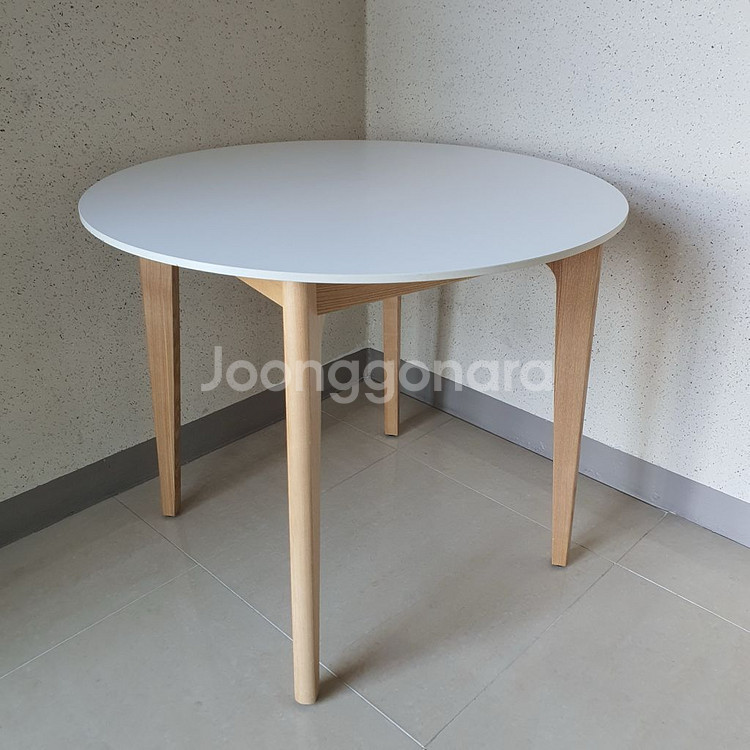 까사미아 식탁 세라믹 테이블 부엌 대리석 책상 한샘 리바트 까레클린트 카레클린트 래디쉬 세라믹 원형 테이블과 의자--1