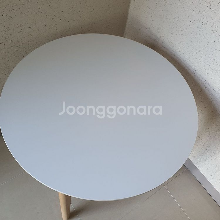 까사미아 식탁 세라믹 테이블 부엌 대리석 책상 한샘 리바트 까레클린트 카레클린트 래디쉬 세라믹 원형 테이블과 의자--2