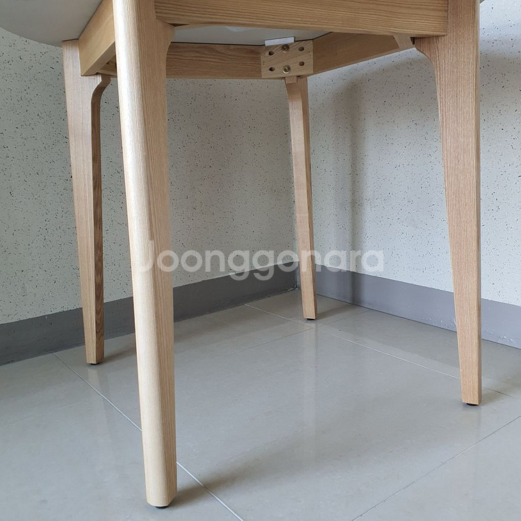 까사미아 식탁 세라믹 테이블 부엌 대리석 책상 한샘 리바트 까레클린트 카레클린트 래디쉬 세라믹 원형 테이블과 의자--3