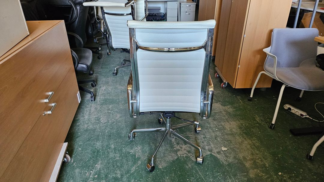 임스 휘계알루미늄 가죽의자--2