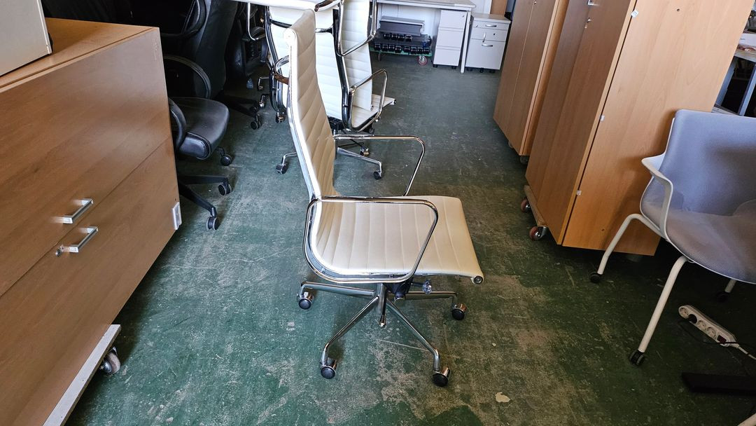 임스 휘계알루미늄 가죽의자--1