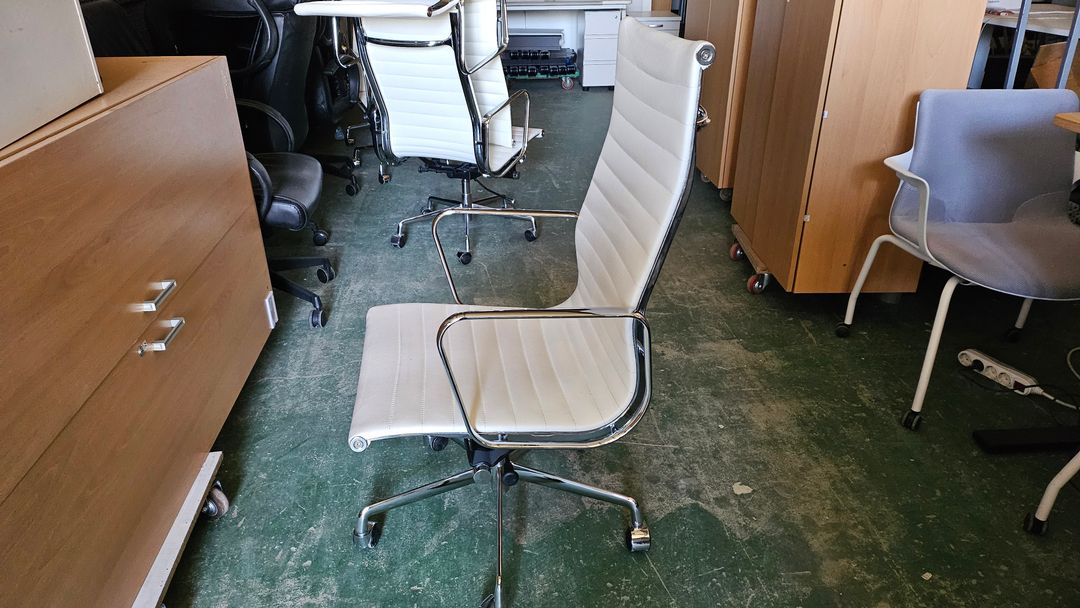 임스 휘계알루미늄 가죽의자--3