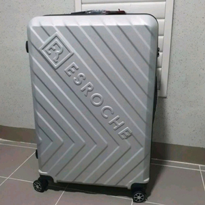 가볍고 이동이 편한 캐리어 32인치