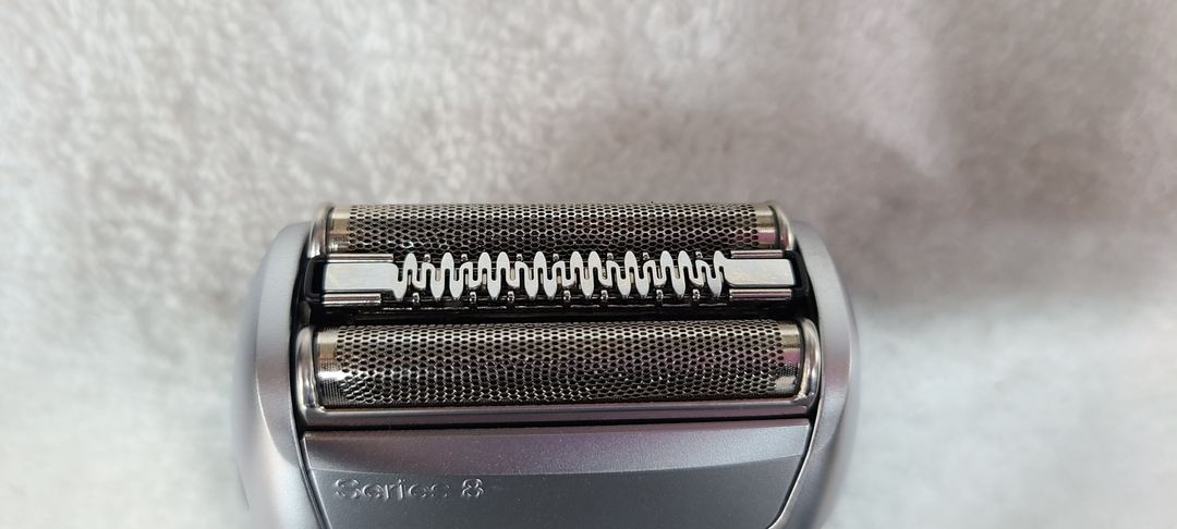 브라운 면도기 시리즈8. 8560 세처기포함 새상품입니다--4