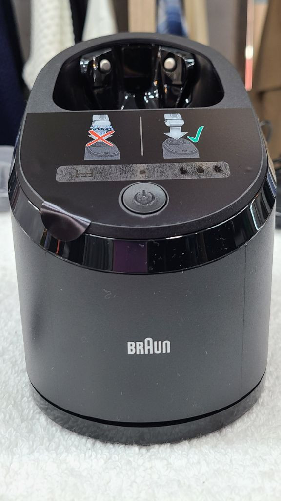 브라운 면도기 시리즈8. 8560 세처기포함 새상품입니다--5