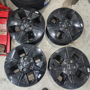 무쏘EV 순정블랙 17인치 휠 판매합니다.