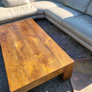 급매 라운드 베이지쇼파와 원목테이블 거실