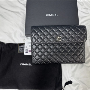 [거의 새상품] 샤넬 클래식 플랩 클러치 31번대(풀구성)