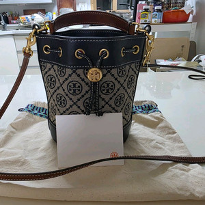 토리버치 T 모노그램 미니 버킷백