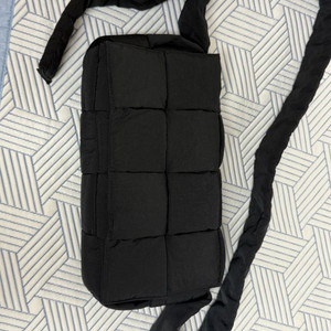 보테가베네타 패딩 카세트백 블랙 팝니다