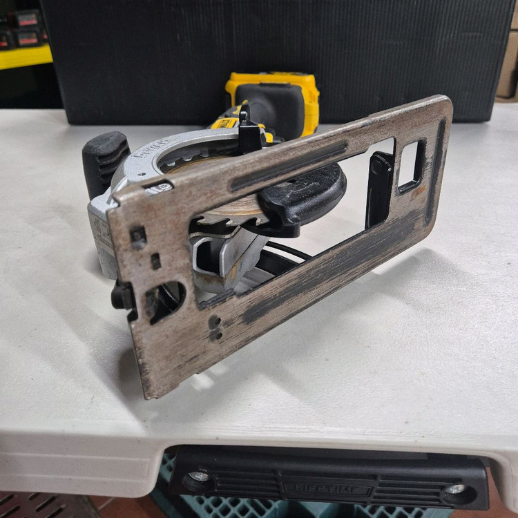 디월트 DCS571P1 4.5인치 충전원형톱 배터리포함 이미지