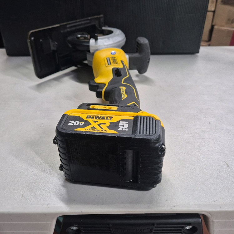 디월트 DCS571P1 4.5인치 충전원형톱 배터리포함 이미지