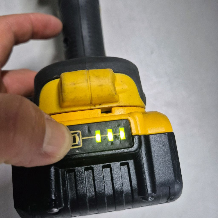 디월트 DCS571P1 4.5인치 충전원형톱 배터리포함 이미지