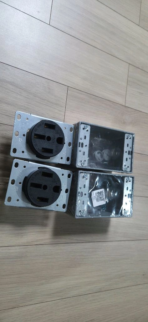 전기차 충전기용 NEMA 14-50R 네마 콘센트 새제품 이미지