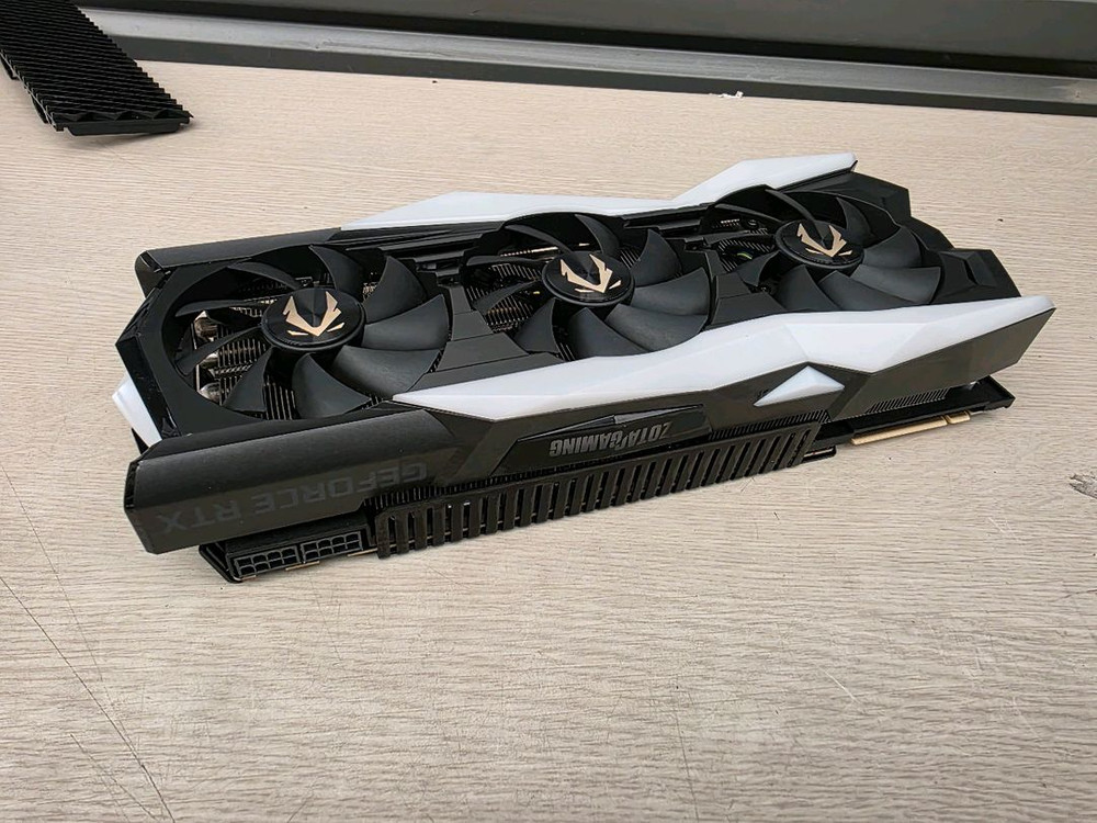 ZOTAC RTX 2080 Ti AMP Extreme--2