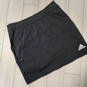 새상품급)아디다스 스포츠 스커트 사이즈s여러 중고사이트에도 같이 판매하고 있어서 삭제되면 팔린거에요~오염 하자 없이