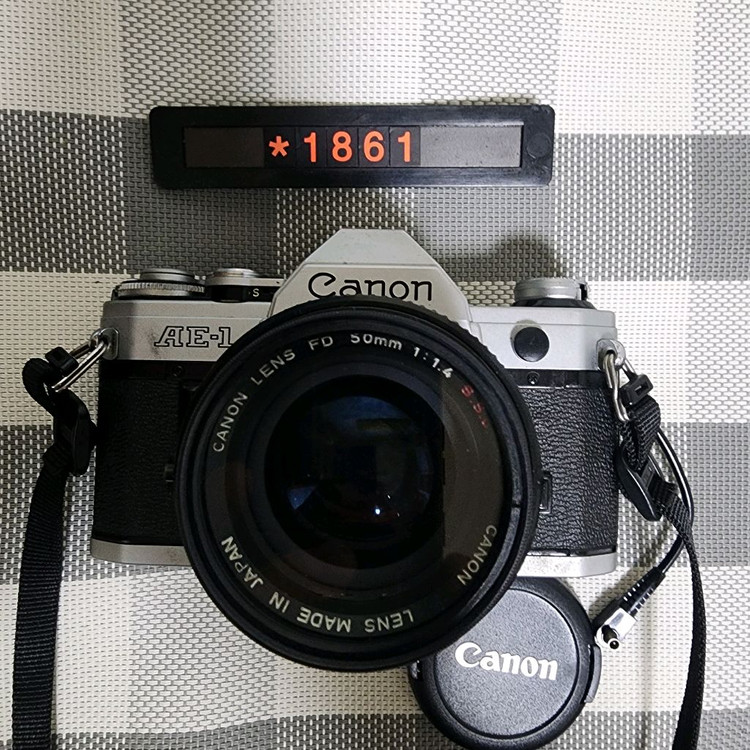 캐논 AE-1 필름카메라 실버바디 1.4 단렌즈 데이터백 장착 이미지