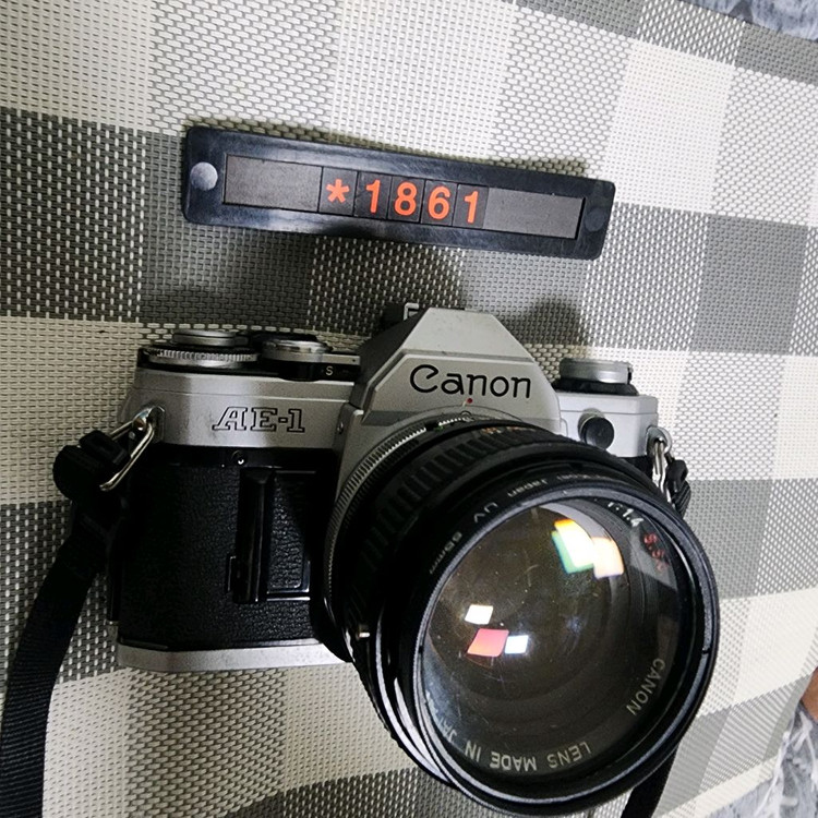 캐논 AE-1 필름카메라 실버바디 1.4 단렌즈 데이터백 장착 이미지