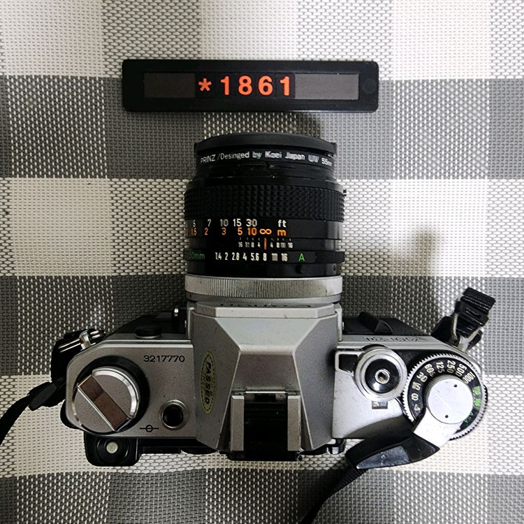 캐논 AE-1 필름카메라 실버바디 1.4 단렌즈 데이터백 장착 이미지