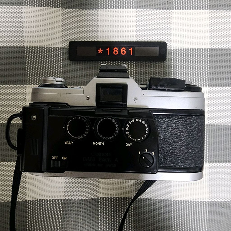 캐논 AE-1 필름카메라 실버바디 1.4 단렌즈 데이터백 장착 이미지