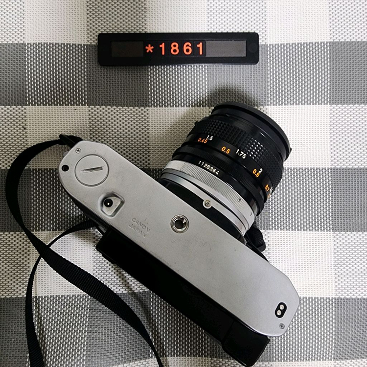 캐논 AE-1 필름카메라 실버바디 1.4 단렌즈 데이터백 장착 이미지
