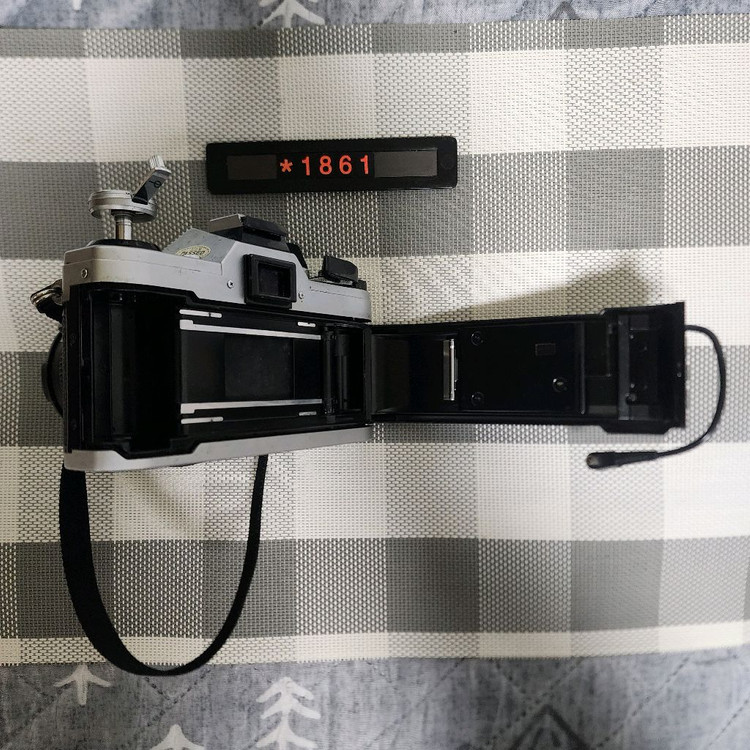 캐논 AE-1 필름카메라 실버바디 1.4 단렌즈 데이터백 장착 이미지
