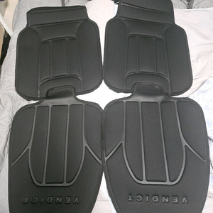 벤딕트 카시트 보호매트 2개 판매합니다.