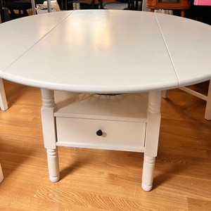 이태리 접이식 원형 테이블과 라탄 의자 4개 세트입니다