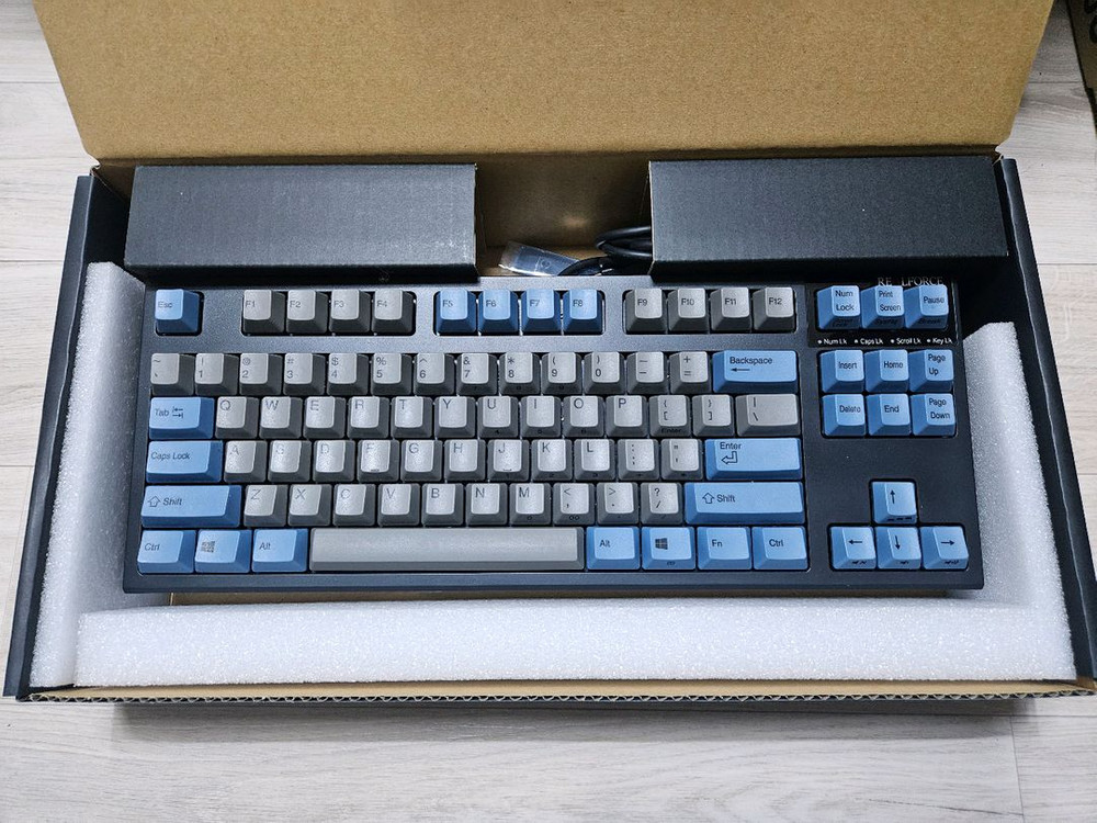 리얼포스 R2 TKL 저소음 30g 균등 토프레 무접점키보드--1