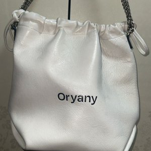 오야니 화이트 레더 체인 숄더백