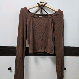 브라운 리본 끈 티