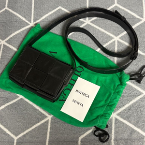 보테가베네타 미니 레더 카세트백 블랙 유광