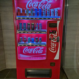코카콜라 음료수 자판기 이미지