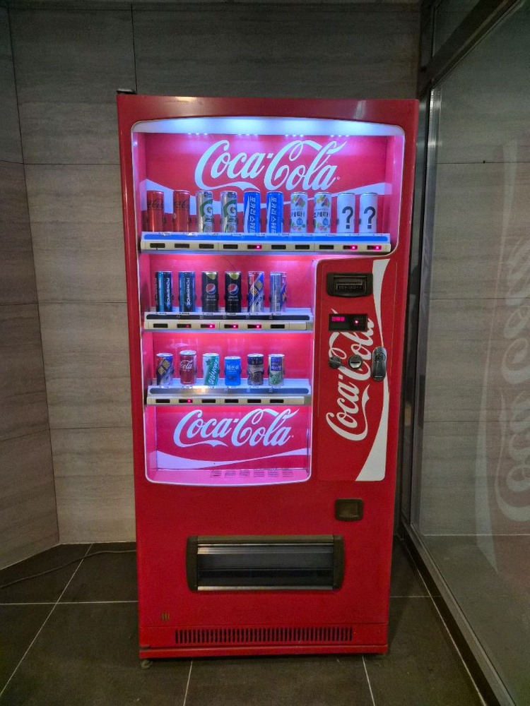 코카콜라 음료수 자판기 이미지