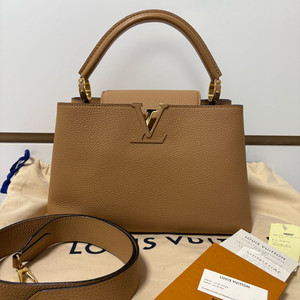 루이비통 카퓌신MM 아리조나컬러 백화점구매 풀구성 팝니다.