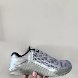 나이키 메트콘6 메탈릭실버 250