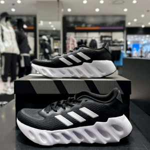 아디다스 스위치런 여성런닝화 IF5733