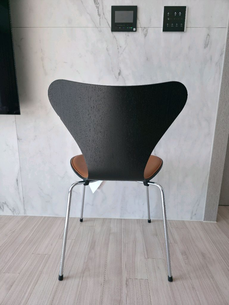 프리츠한센 플론트 업홀 월넛 가죽 세븐체어 이미지