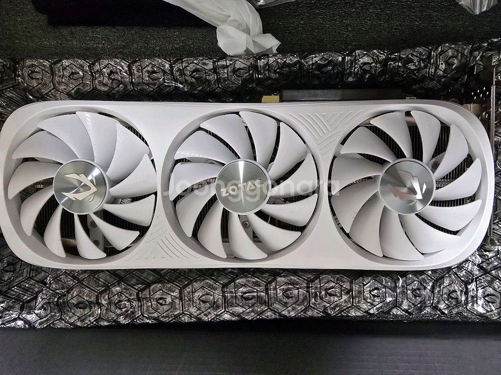 Zotac RTX 4070 Ti SUPER 트리니티 화이트 (27년 11월)--2