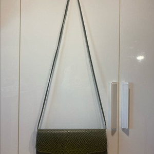 뱀피 패턴 숄더 크로스백