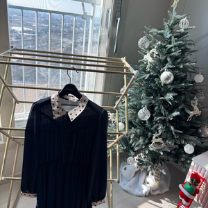 COCOBLIN 브랜드의 네이비색 도트 무늬 카라 원피스