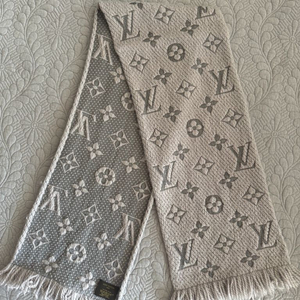 루이비통 모노그램 패턴 머플러