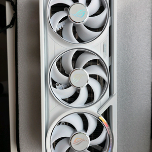 RTX 5090 아스트랄 화이트